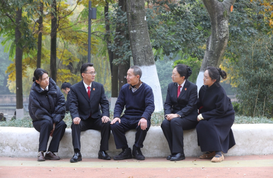 &ldquo;半夜睡不着，也能打我的电话&rdquo; 成都铁路运输第二法院法官回访登山坠亡者的父母&nbsp;