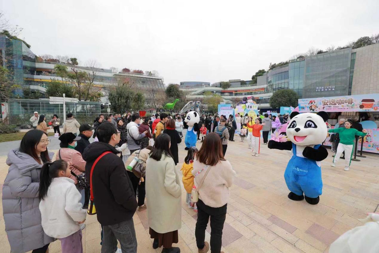 一群人站在建筑旁边AI 生成的内容可能不正确。