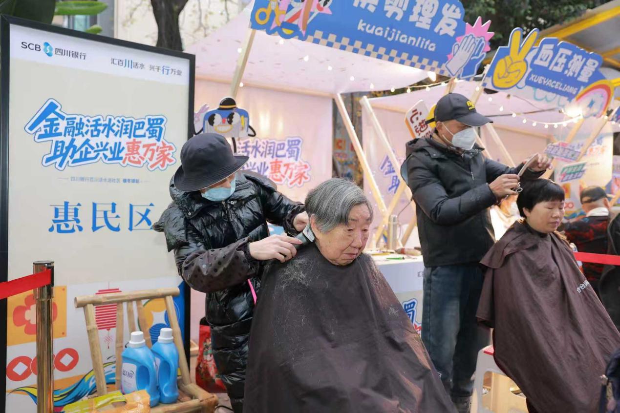 一群人站在商店门口AI 生成的内容可能不正确。