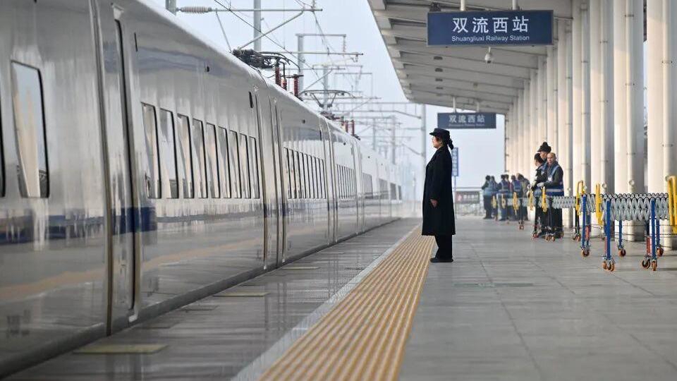 成都昆明之间这对高铁没有座椅，但是趟趟爆满……