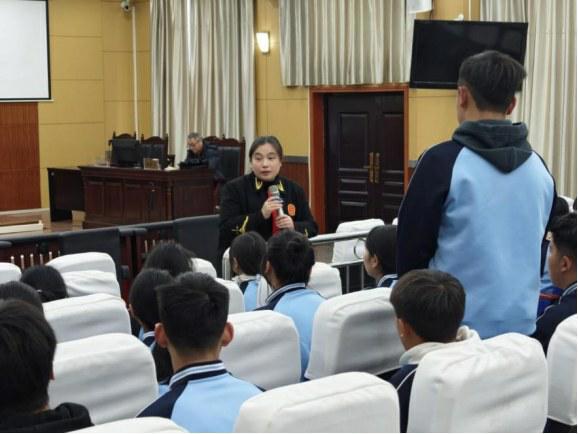 庭审现场秒变课堂