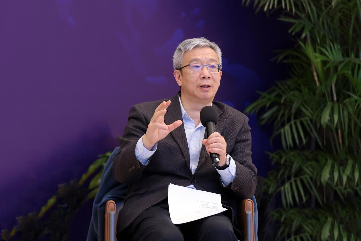 易纲