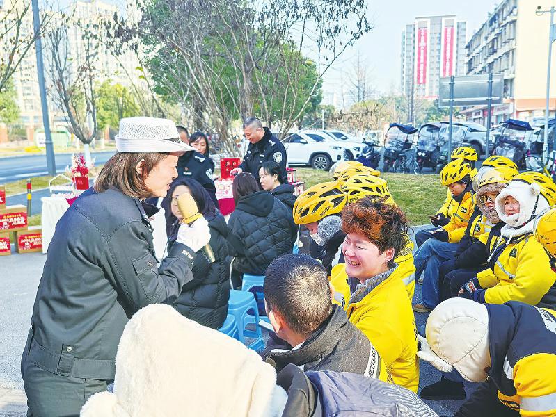 交警骑手共话平安