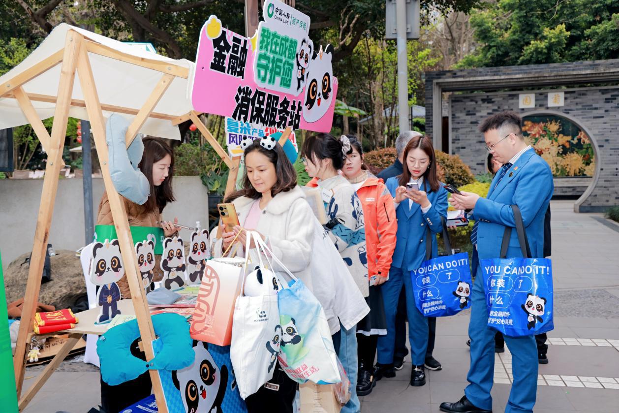 活动现场吸引众多人参与互动游戏。