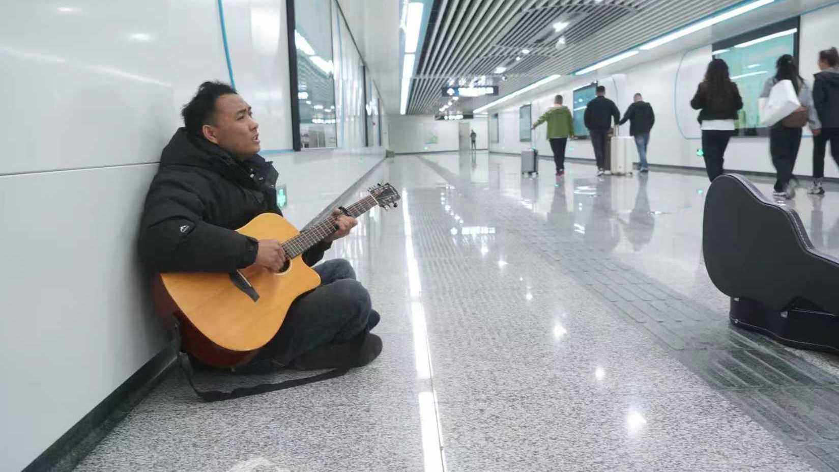 AI助力，简阳小伙胡兵把岁月唱进《天府机场北》|天府周末·在歌声里听见四川