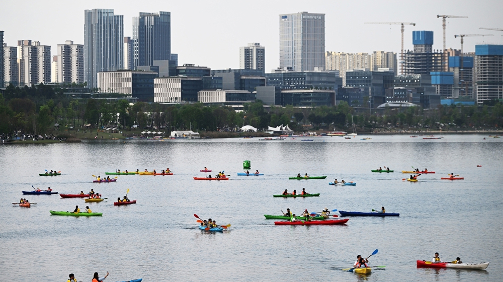 成都：放风筝、划皮艇、搭帐篷 市民近郊游乐享假日&ldquo;慢时光&rdquo;