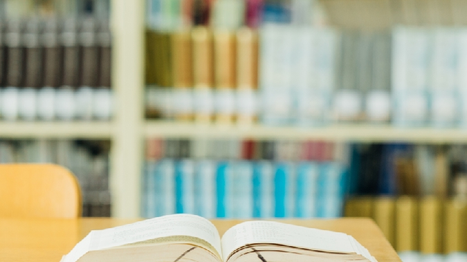 学生花钱中介全程“托管”，部分高校成人教育沦为“文凭批发厂”