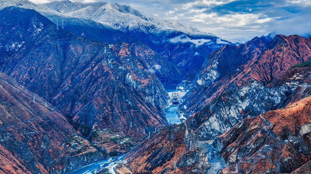 雅砻江：一江贯川 万光赋能 大国重器的绿色使命