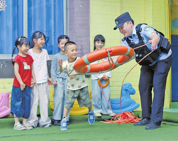 一起套&ldquo;圈&rdquo;防溺水