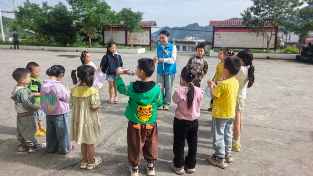 全村102名留守儿童的&ldquo;陈妈妈&rdquo;：一句&ldquo;六一&rdquo;快乐，是她用十年光阴坚守的承诺丨身边
