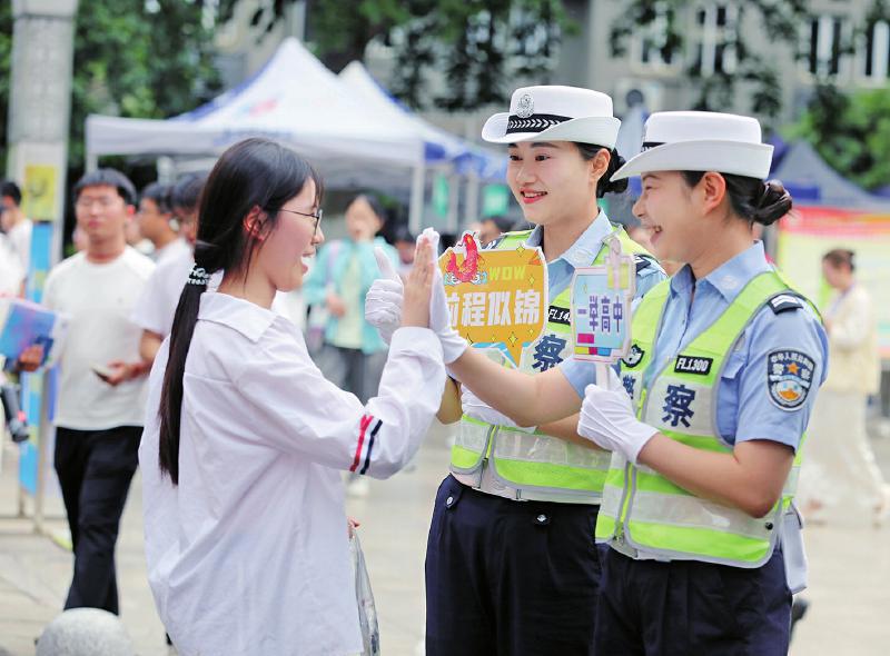 民警送祝福 &ldquo;一起985&rdquo;