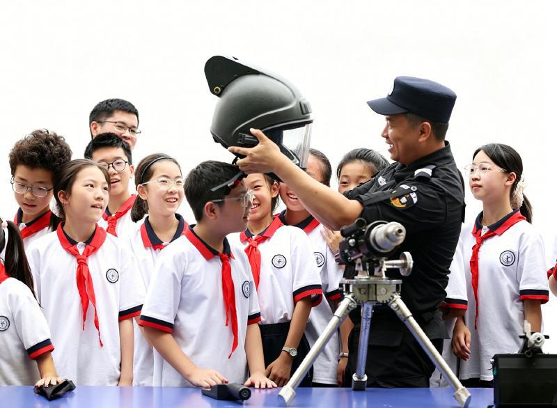 来，试试排爆头盔