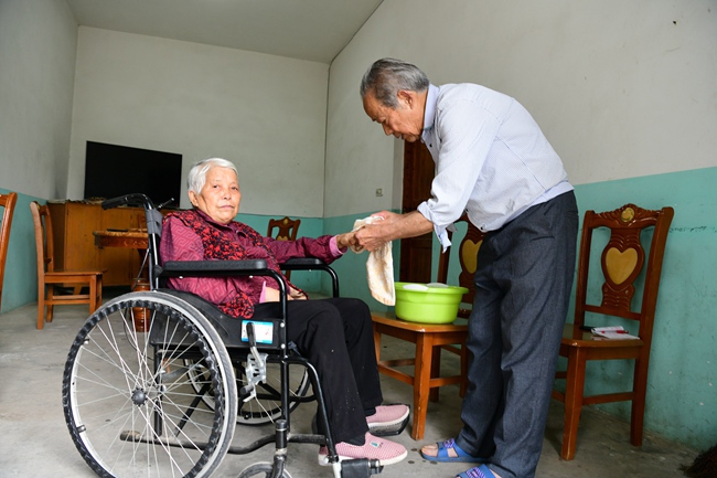 晏四和给妻子擦手。彭杰摄