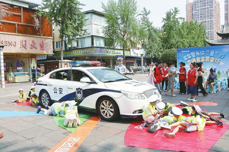 孩子们上警车感受视野盲区