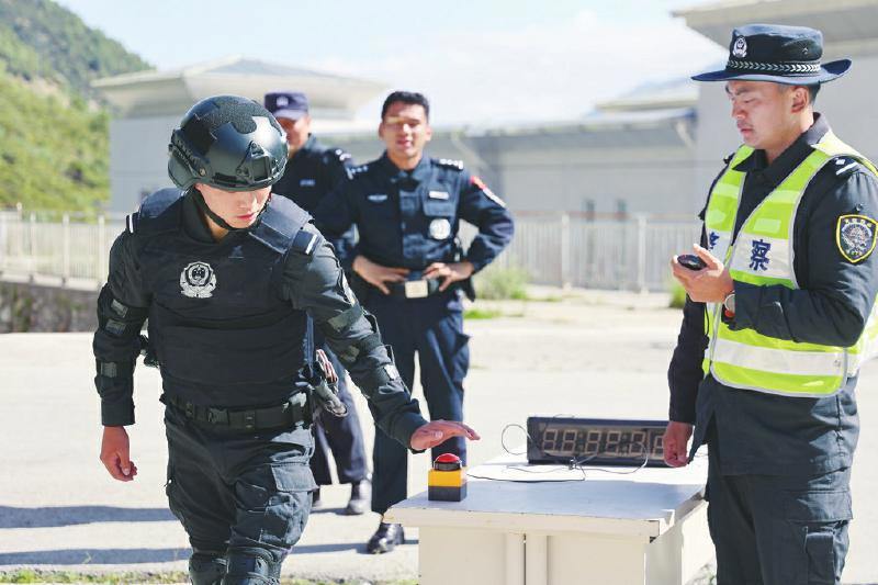 甘孜特巡警实战比武