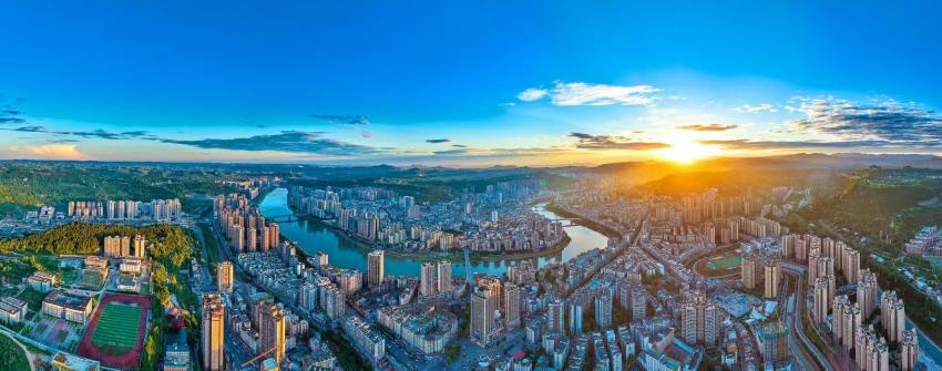 落日余晖下的巴中市城区。巴中市委宣传部供图