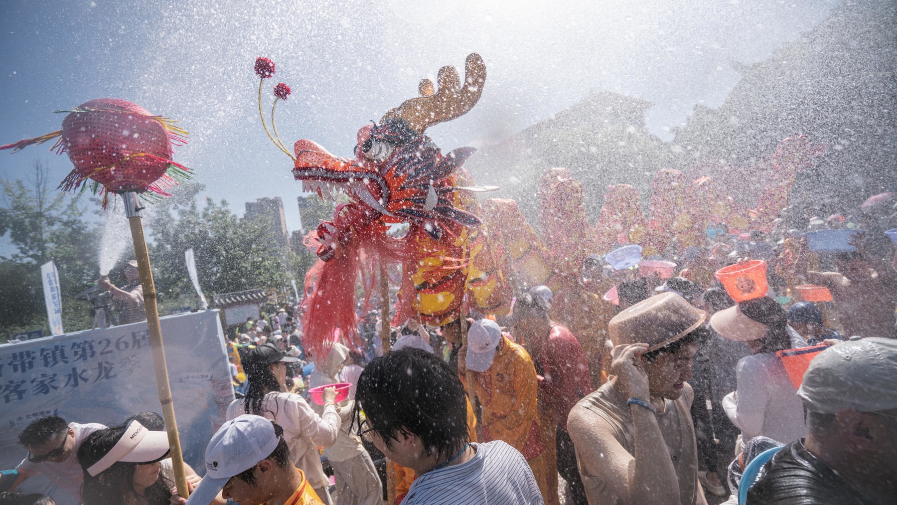 水花炸裂 洛带古镇变身清凉海洋丨C视觉&middot;天府民俗印象（62）