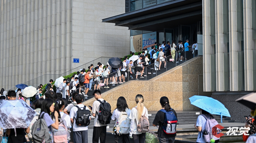 排百米长龙也要进 成都人把图书馆当避暑书香宝地