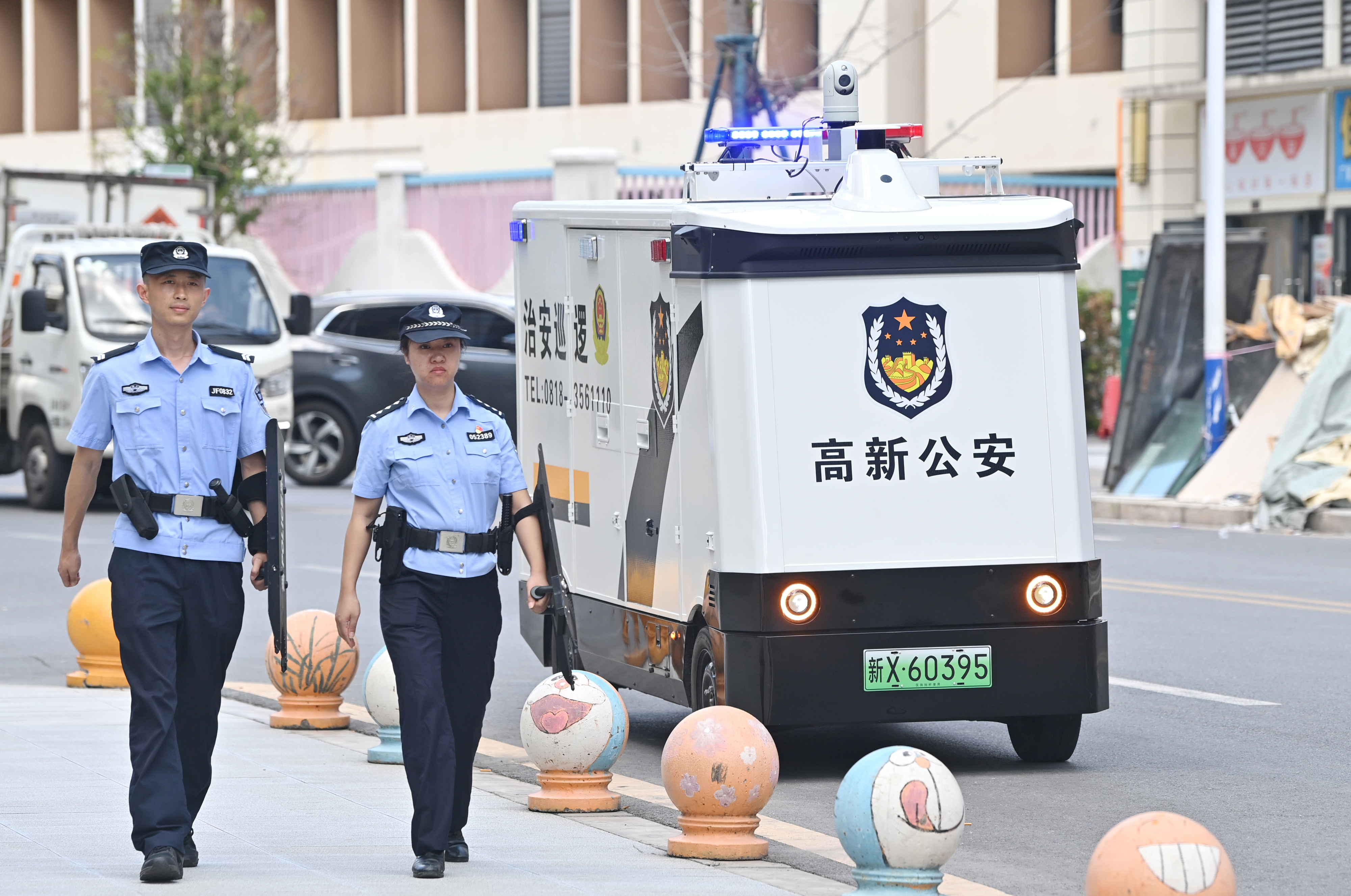 &ldquo;科技战友&rdquo;上岗 达州首辆智能无人警车开展巡逻