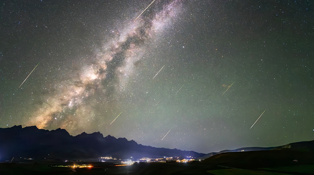 星空有约 C视觉摄影师多地捕捉英仙座流星雨