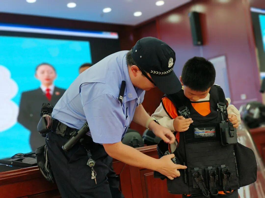 试试法警叔叔的装备