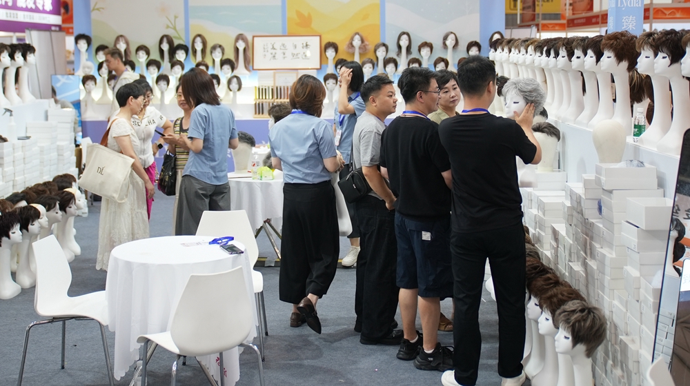 成都发博会：男士假发套热销，年轻时尚款悄然走红
