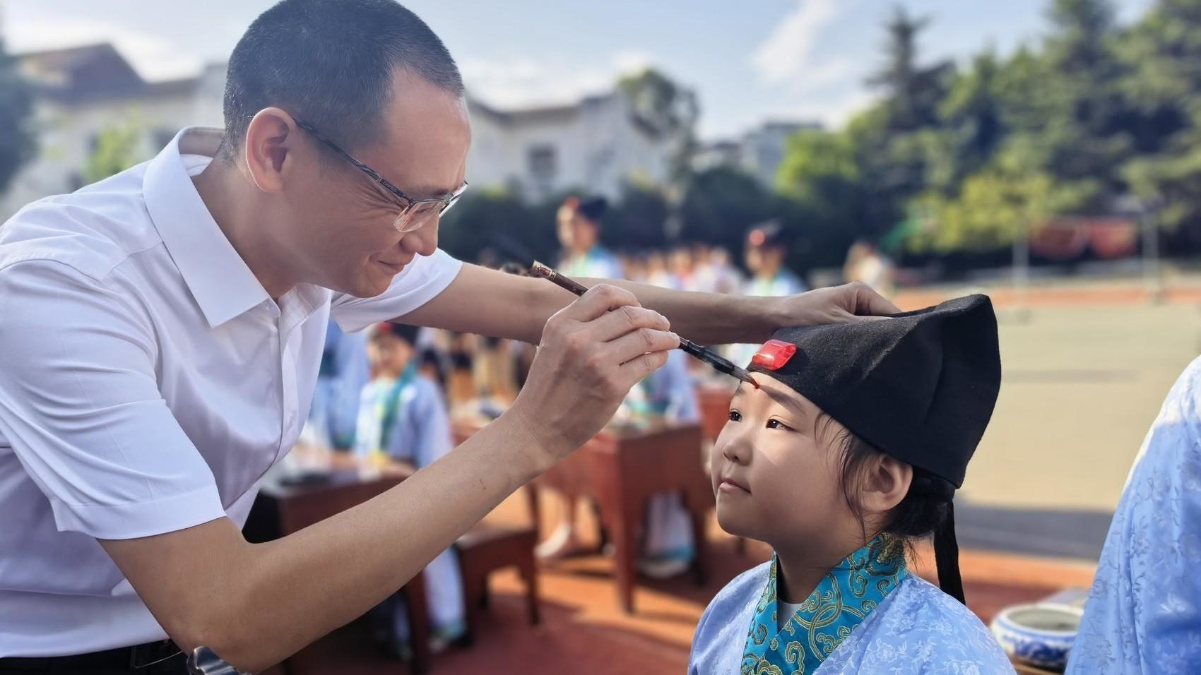 40所学校&ldquo;上新&rdquo;、首批&ldquo;20后&rdquo;上小学&hellip;&hellip;直击成都中小学2026秋季开学