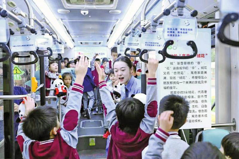 成都8路公交车变身&ldquo;法治大篷车&rdquo;