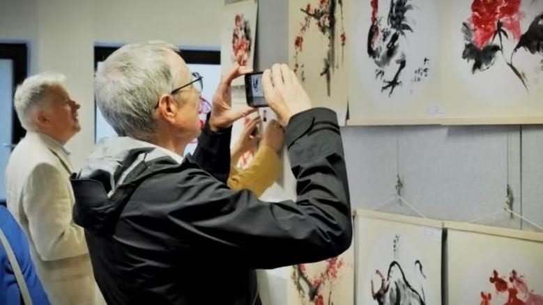 看展览、听门道还能上手体验，“峨眉山指画”惊艳卢森堡