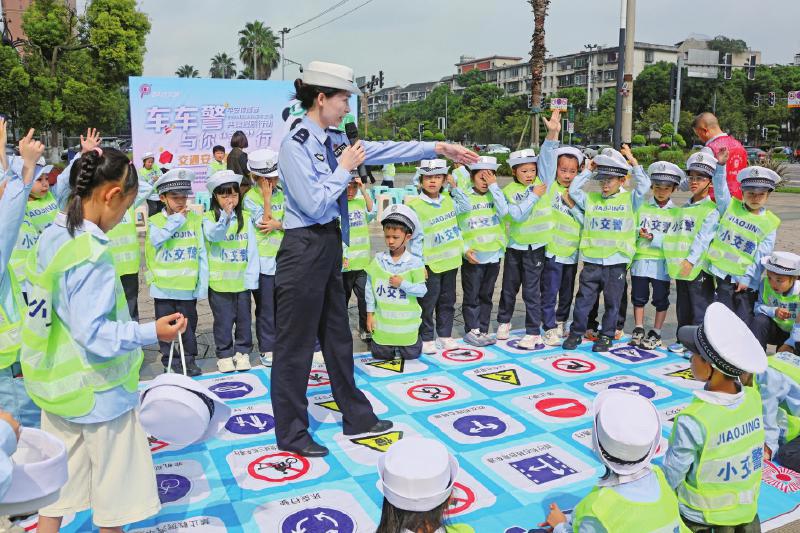 交通安全课堂&ldquo;搬&rdquo;到十字路口