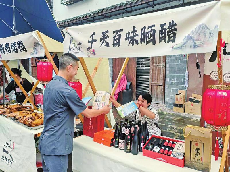 法官走进&ldquo;千人坝坝宴&rdquo;