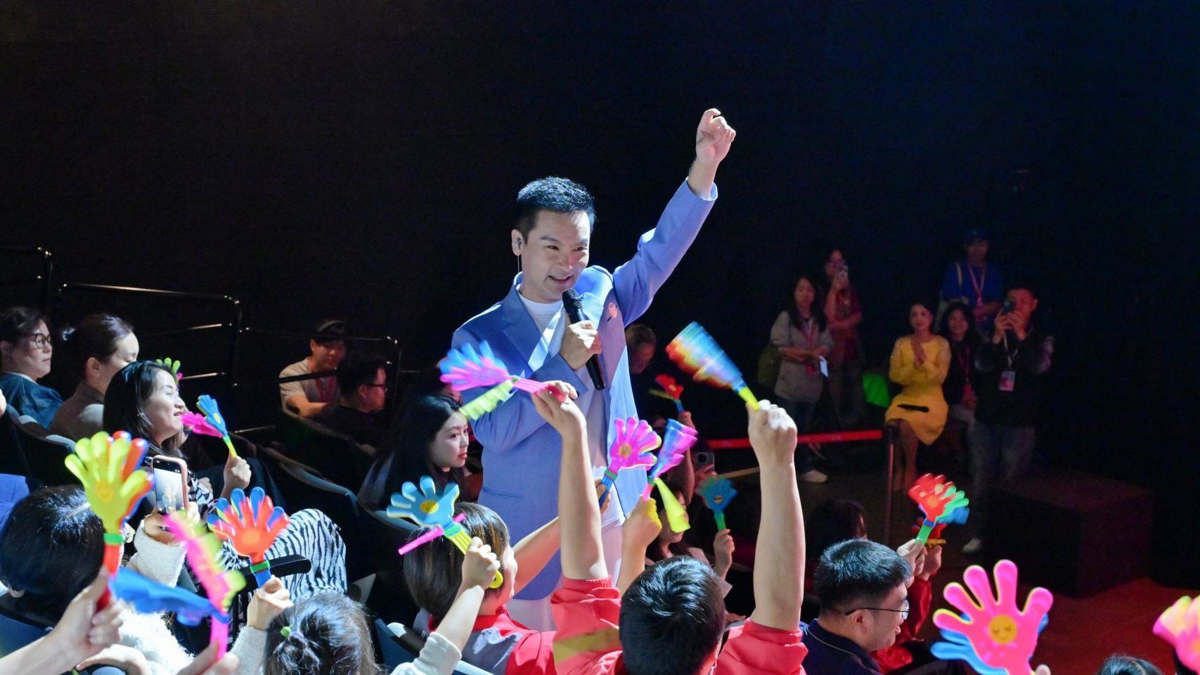 文艺志愿者齐聚蓉城，这场演出为新就业群体而歌丨C视频