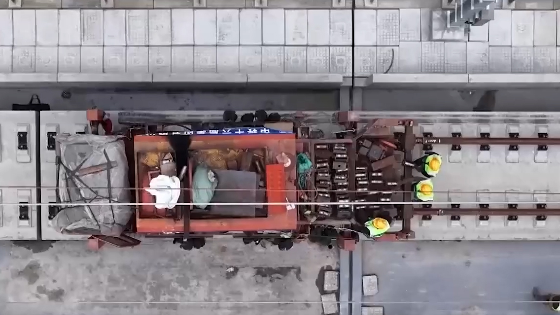 渝昆高铁全线铺轨今天将完成
